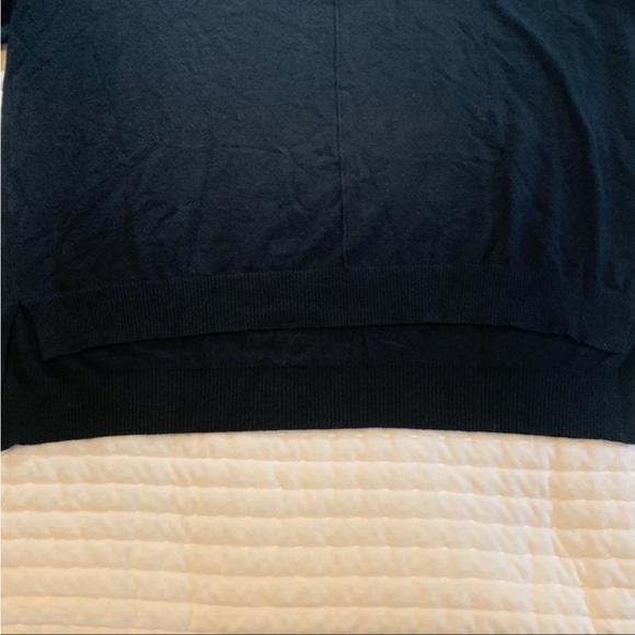 warm and cozy Black knit sweater hi low with v-neck - Picture 4 of 7